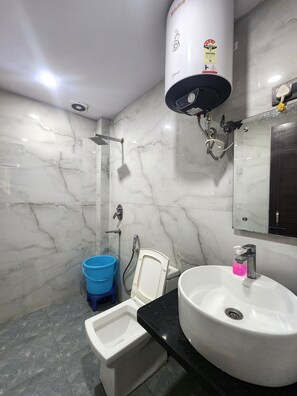 Deluxe Quadruple Room | Bathroom