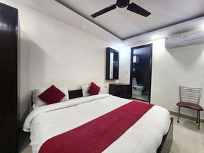 Desk, free WiFi, bed sheets - Hotel Satyam Near Ramakrishna Ashram  (New Delhi)