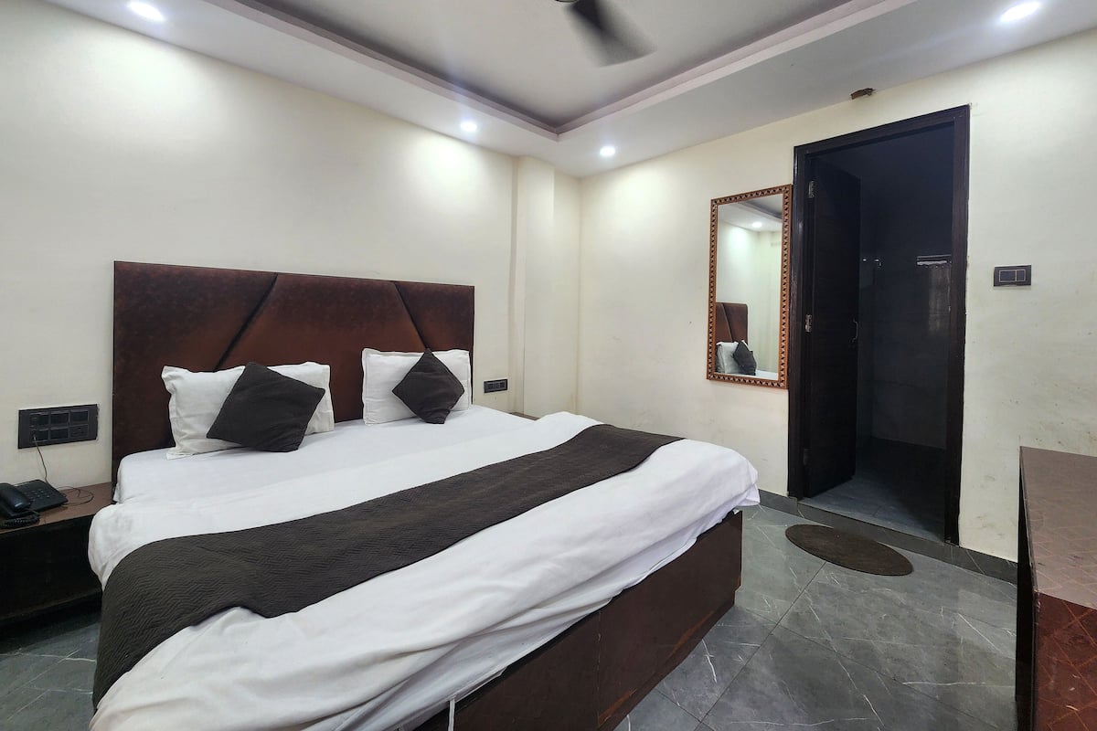 Desk, free WiFi, bed sheets