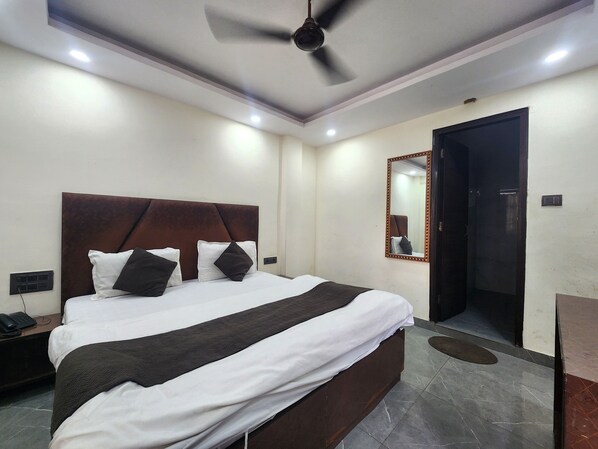 Desk, free WiFi, bed sheets - Hotel Satyam Near Ramakrishna Ashram  (New Delhi)