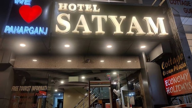 Hotel Satyam, met een opvallend bord en een trap naar de ingang.