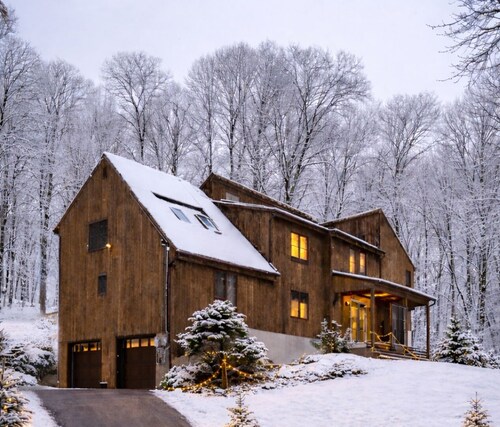 Secluded 6BR Luxury Estate Near NYC - Sleeps 14 - Private Forest Setting