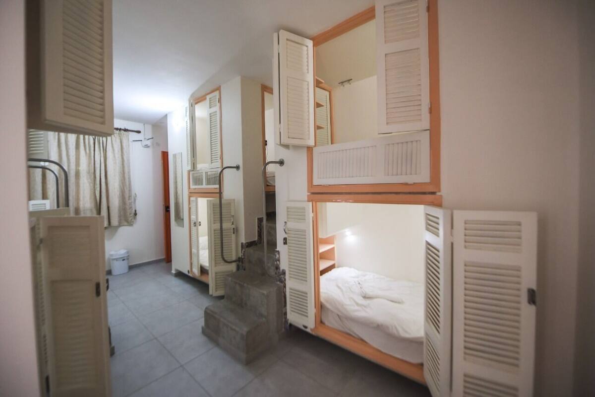 共用宿舍 | 筆電工作空間、隔音、免費無線上網、床單