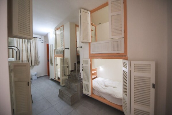Shared Dormitory | Laptop workspace, free WiFi - Lebanon Hostel (Zouk Mosbeh)
