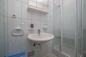 Shower - Apartments Anamarija - One Bedroom Apartment with Balcony (Privlaka)