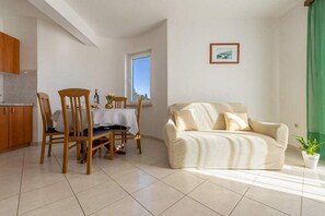 Dining - Apartments Anamarija - One Bedroom Apartment with Balcony - 3 (Privlaka)