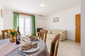 Dining - Apartments Anamarija - One Bedroom Apartment with Balcony - 5 (Privlaka)