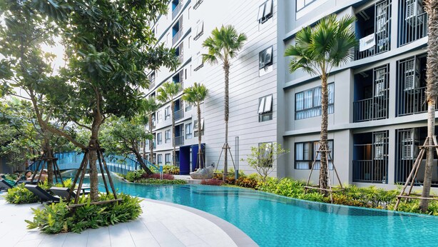 Una piscina al aire libre