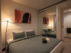 Iron/ironing board, WiFi, bed sheets - Skyline Suites | Scenic Views, King Bed, Level 39 (Southbank)