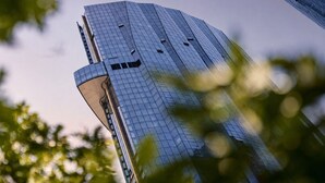 En høj, moderne bygning med en glasfacade og et unikt, vinklet design.