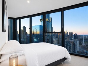 Iron/ironing board, WiFi, bed sheets - Skyline Suites | Stunning City Views, Gym & Pool (Southbank)