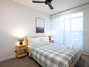 Een bureau, een strijkplank/strijkijzer, wifi, beddengoed