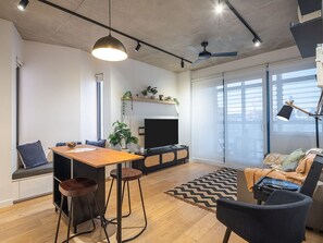 TV - Skyline Suites | Cosy Retro Retreat, Walk to MCG (Cremorne)