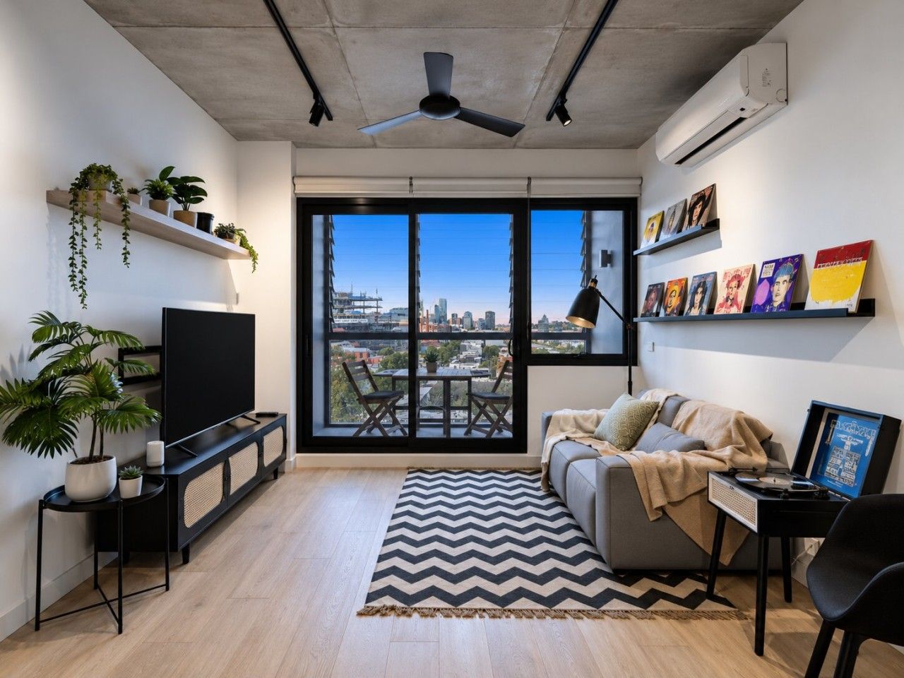 The living room is decorated with a smart HD TV, a record player, a vinyl collection and a winter garden.