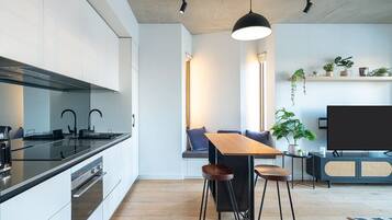 Réfrigérateur, four à micro-ondes, un four, surface de cuisson