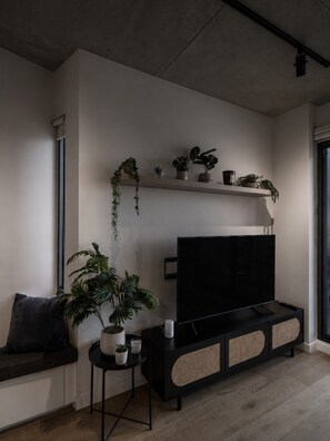 TV - Skyline Suites | Cosy Retro Retreat, Walk to MCG (Cremorne)