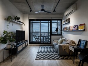 TV - Skyline Suites | Cosy Retro Retreat, Walk to MCG (Cremorne)