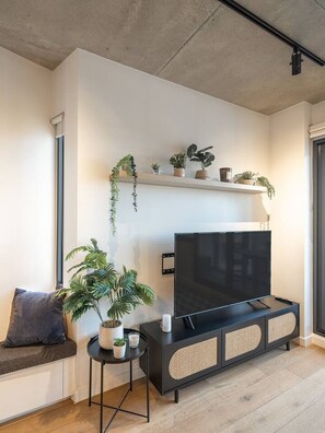 TV - Skyline Suites | Cosy Retro Retreat, Walk to MCG (Cremorne)