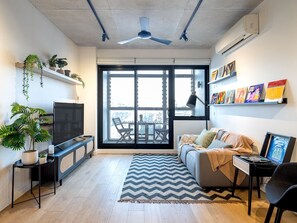 TV - Skyline Suites | Cosy Retro Retreat, Walk to MCG (Cremorne)