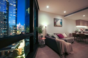 TV - Skyline Suites | Stylish Corner Suite, City Views (Southbank)