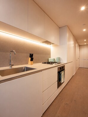 Fridge, microwave, oven, stovetop - Skyline Suites | Cosy Study Suite, Australia 108 (Southbank)