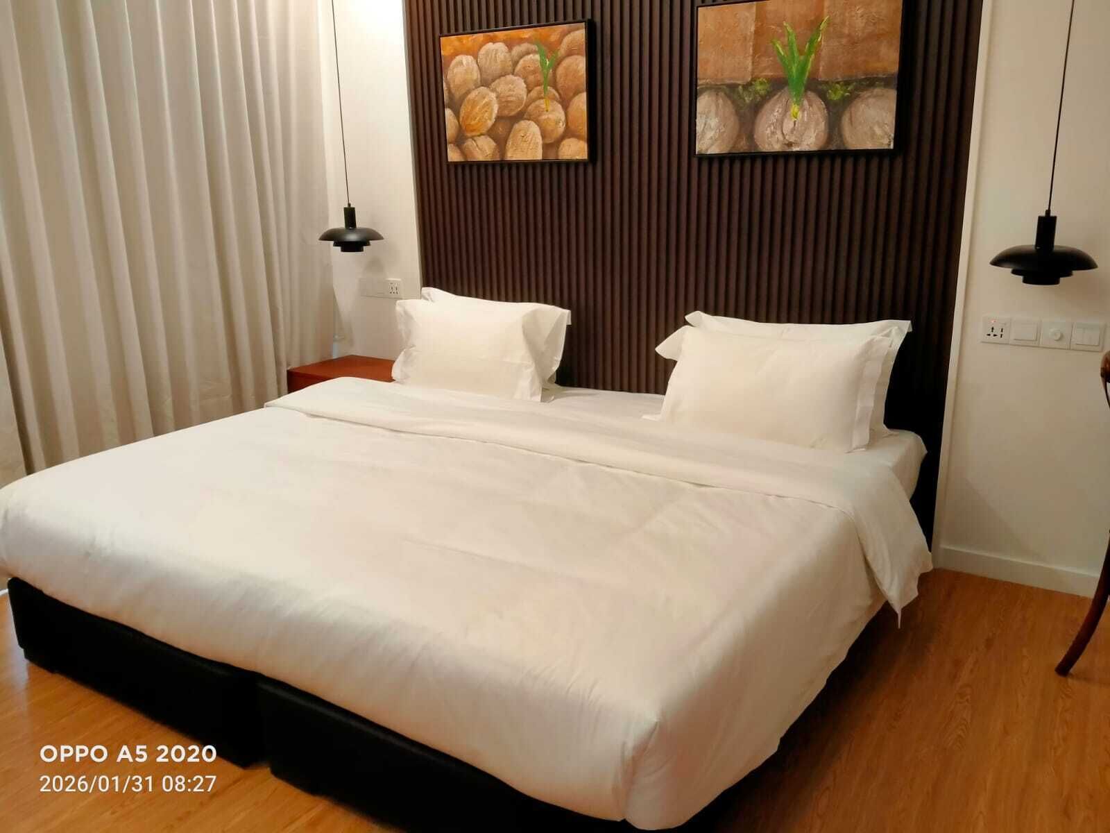 Tremannsrom – deluxe, balkong | Safe på rommet, skrivebord og skrivebord for bærbar PC