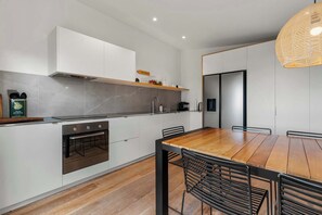 Kühlschrank, Mikrowelle, Herdplatte, Geschirrspüler