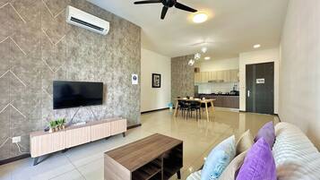 Comfort Apartment, 2 Bedrooms, Balcony, Pool View | Ruang tamu