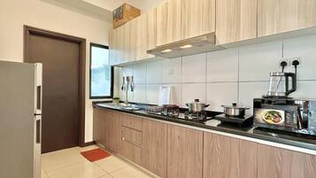 Comfort Apartment, 2 Bedrooms, Balcony, Pool View | Dapur peribadi