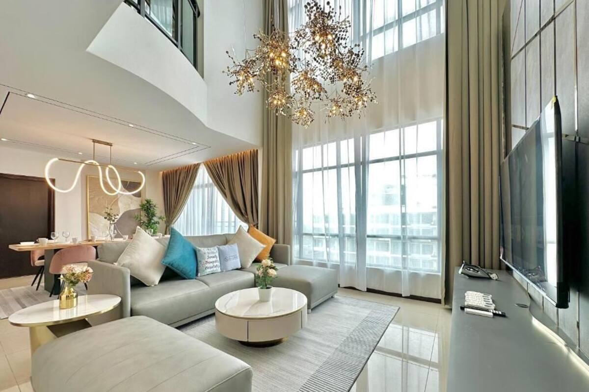 Deluxe Penthouse, 5 Bedrooms, Balcony, City View | Living area