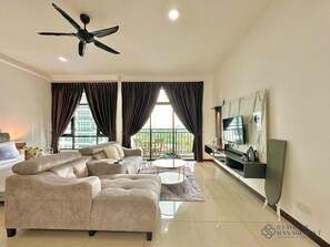 Estúdio conforto, sacada, vista para a piscina | Área de estar