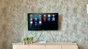 Comfort Apartment, 2 Bedrooms, Balcony, Pool View | Bahagian dalam