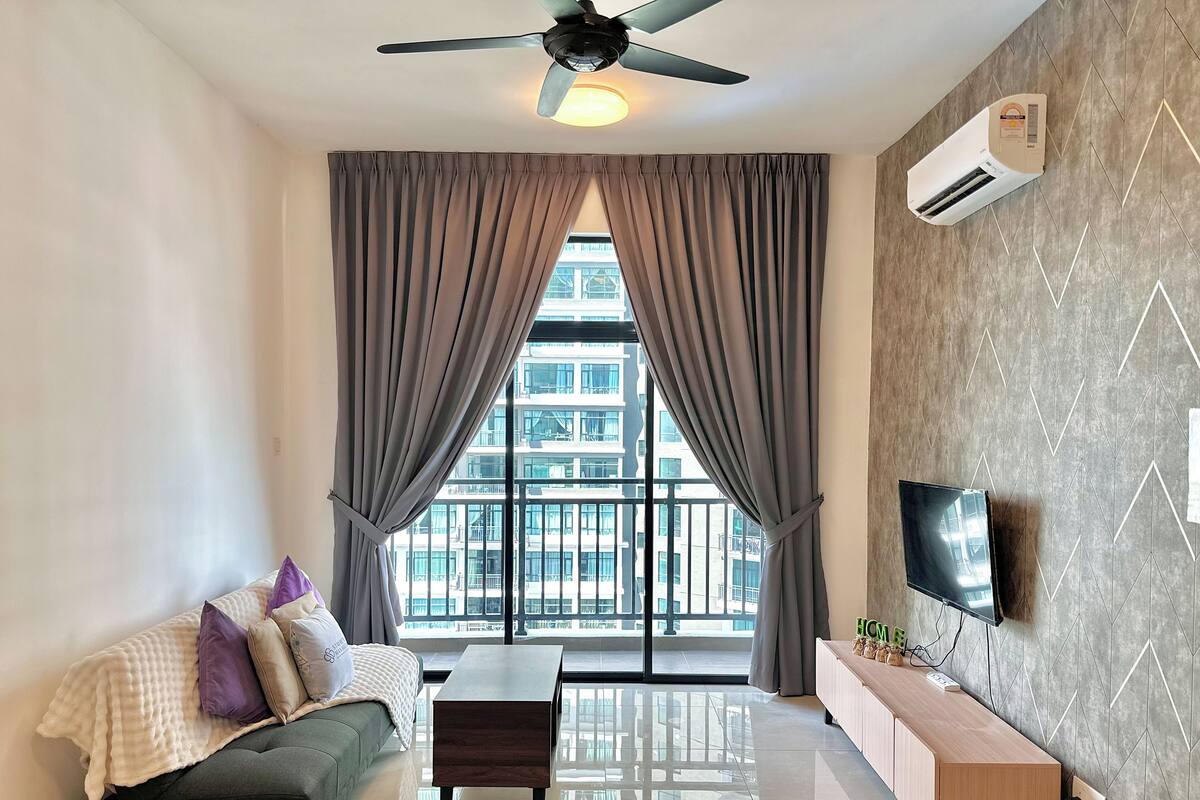 Comfort Apartment, 2 Bedrooms, Balcony, Pool View | Living area