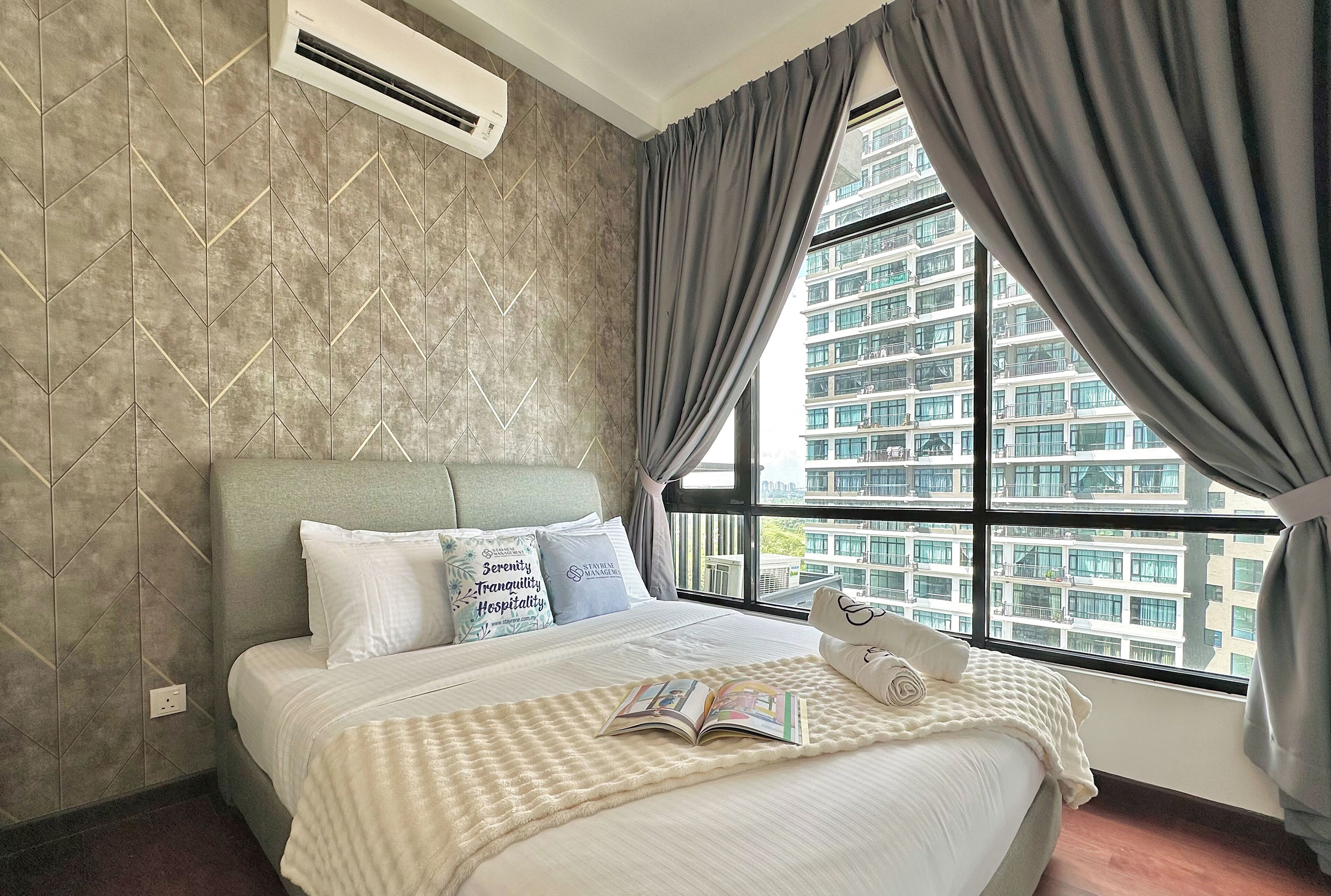 Cortinas blackout, tabla de planchar con plancha y wifi gratis 