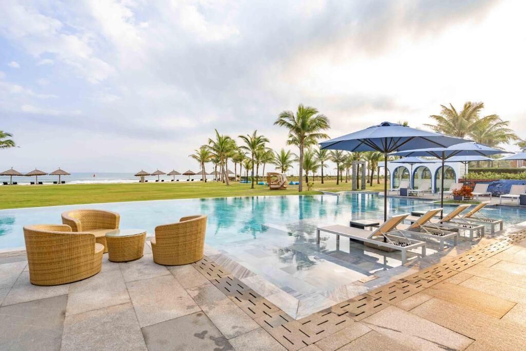 Una piscina techada, 3 piscinas al aire libre, camas de piscina gratis