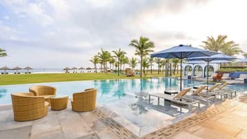 Una piscina techada, 3 piscinas al aire libre, camas de piscina gratis