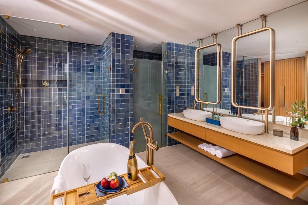 Designer-Toilettenartikel, Haartrockner, Bademäntel, Hausschuhe