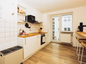 Chambre triple familiale, cuisine, vue sur la ville | Cuisine privée | Réfrigérateur, four à micro-ondes, surface de cuisson