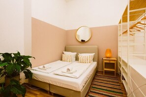 Estudio, vista a la ciudad, planta baja | Tabla de planchar con plancha 