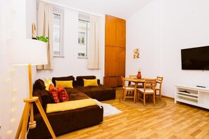 Estudio, vista a la ciudad, planta baja | Área de sala de estar