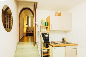 Studio, City View, Ground Floor | Private kitchen | Fridge, microwave, stovetop, electric kettle - Stadtpark Apartments (Kassel)