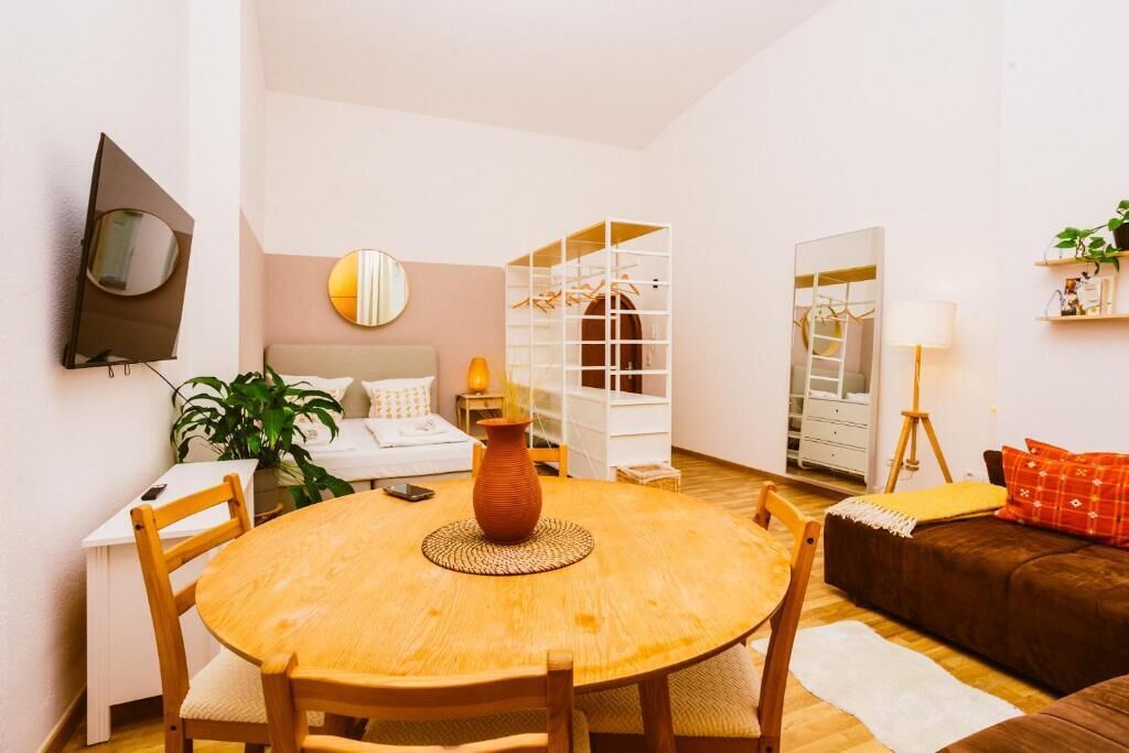 Estudio, vista a la ciudad, planta baja | Tabla de planchar con plancha 