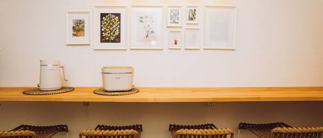 Kolmen hengen perhehuone, keittiö, kaupunkinäköala | Yksityinen keittiö | Jääkaappi, mikroaaltouuni, liesi, vedenkeitin