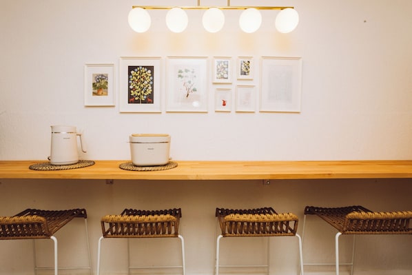 Chambre triple familiale, cuisine, vue sur la ville | Cuisine privée | Réfrigérateur, four à micro-ondes, surface de cuisson