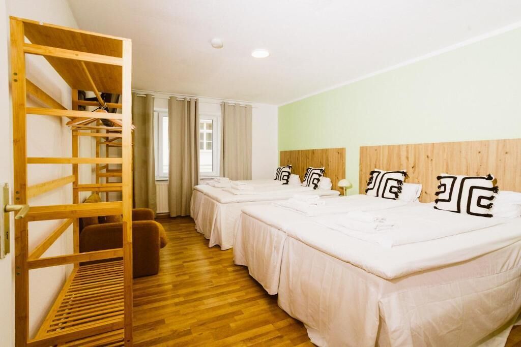 家庭四人房, 厨房, 庭院景观 | 熨斗/熨衣板