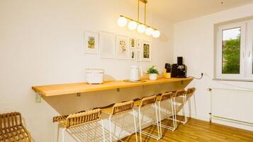 Familien-Vierbettzimmer, Küche, Blick auf den Innenhof | Speisen