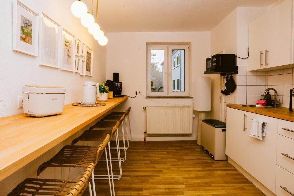 Habitación cuádruple familiar, cocina, vista al patio | Cocina privada | Refrigerador, microondas, parrilla de estufa y tetera eléctrica 