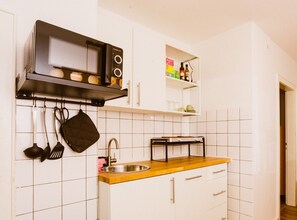 家庭四人房, 廚房, 庭園景 | 私人廚房 | 雪櫃、微波爐、爐具、電熱水壺