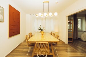 Familien-Dreibettzimmer, Küche, Stadtblick | Wohnbereich | Flachbildfernseher