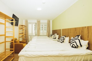 Chambre triple familiale, cuisine, vue sur la ville | Décor unique, ameublement unique, fer et planche à repasser